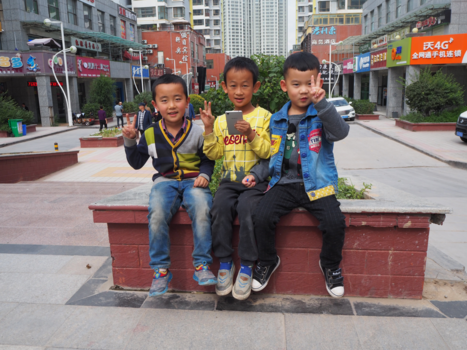 China - Drie spontane chinese jongetjes op straat in het mooie plaatsje Xining