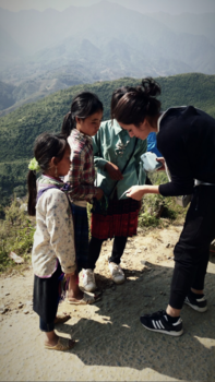 Vietnam - Sharing is caring! Foto's uitdelen in Sapa.