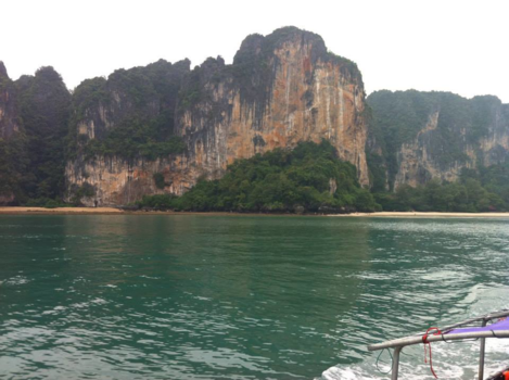 Thailand - Op maar enkele meters afstand, toch een enorm kleurverschil: Colourful Krabi!