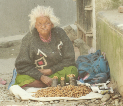 Nepal - In Nepal koop je de lekkerste pinda's bij deze oma!