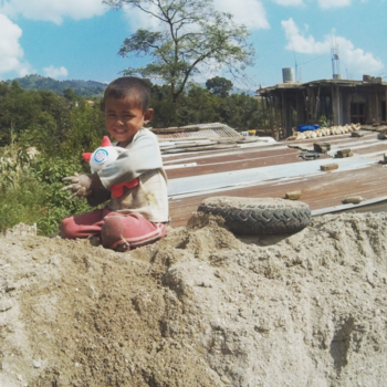 Nepal - Dit gebied was zwaar getroffen door de aardbeving in 2015 en dit kindje zat toe te kijken hoe zijn moeder een nieuw huis aan het bouwen was.