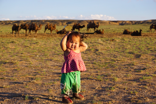 Mongolië - Strike a pose - Happy nomadic girl in the Gobi desert