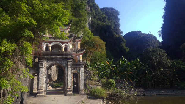 Tam Coc en Bich Dong - De poort van een tempel in Tam Coc