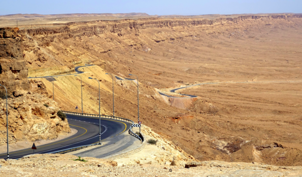 Negev woestijn - vieuw of a road in the Negev