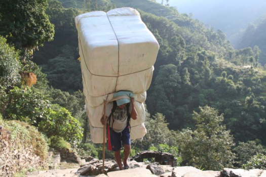 Nepal - Hoe transprteer je spullen door de bergen van Nepal?