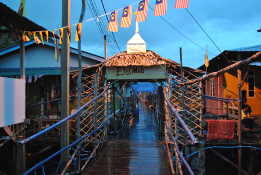 Rondreis door Maleisisch Borneo - Regenachtig vissersdorpje op palen