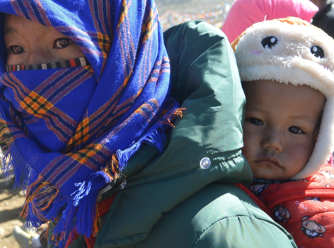 Mount Kailash - Vrouw met kind bij Saga Dawa festival bij Mount Kailash - West Tibet