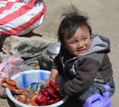 Mount Kailash - Jongetje doet de was bij Dirapuk bij Mount Kailash - West Tibet