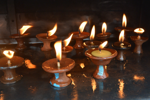 Nepal - Jakboter kaarsjes in tempel in Kathmandu