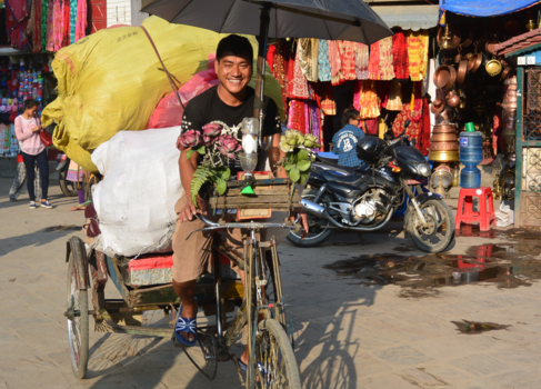 Kathmandu - Fietsende man in buurt van Durbar plein in Kathmandu
