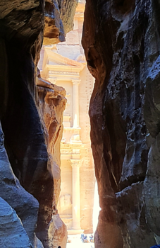 Jordanië - Rotsenkloof voor de schatkamer in Petra, Jordanië