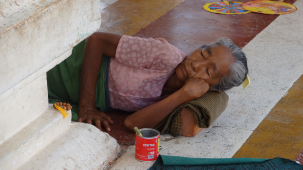 Bagan - Eerst een dutje in de tempel, dan een sigaartje ;-)