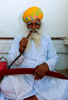 Jodhpur - Indische man rookt waterpijp