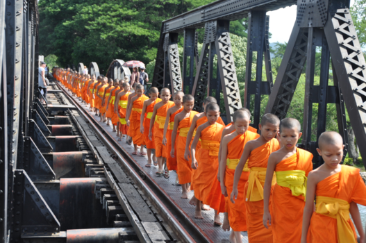 Rondreis Zuid-Thailand - Young Monks passing the River Kwai