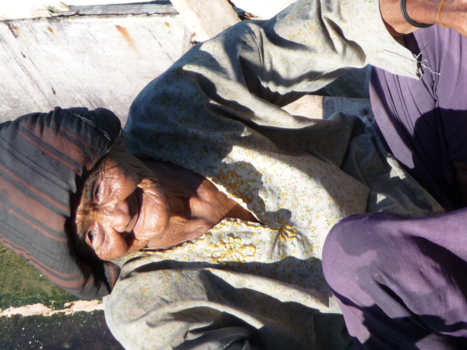 Rondreis door Maleisisch Borneo - Houtsprokkelaarster, Mabul Island Borneo.