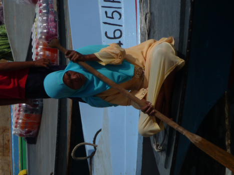 Rondreis door Maleisisch Borneo - Moslima in de haven van Semporna.