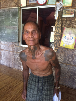 Rondreis door Maleisisch Borneo - Een van de laatste koppensnellers van borneo