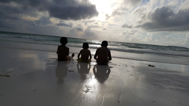 Kochi (Cochin) - Kinderen kijken naar de zonsondergang