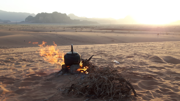Jordanië - Thee bij de zonsondergang in de woestijn