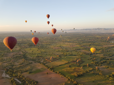Bagan - Ballonvaart over Bagan: the home of thousands of temples and pagodas