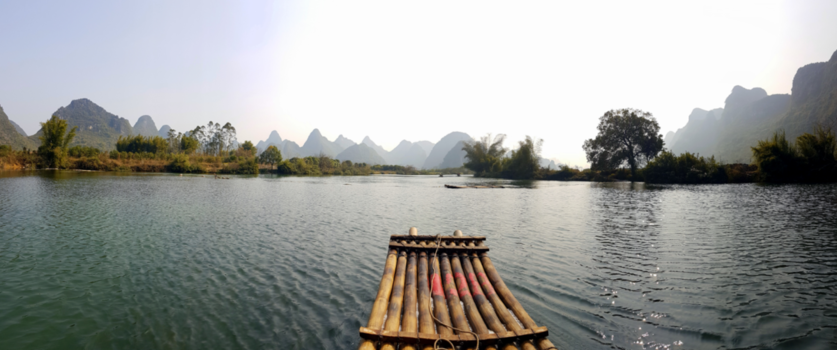Yangshuo - Varen met een bamboe vlot over de Yulong River door het Karstgebergte
