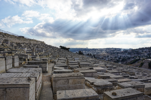 Jeruzalem - Zonnenstralen op de joodse begraafplaats