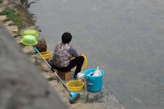 Yangshuo - Vrouw doet de afwas