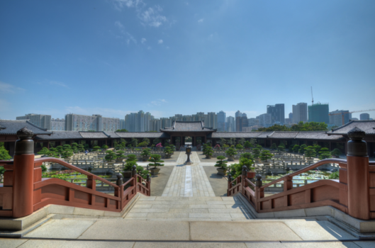 Hong Kong - Rustgevend klooster met Hong Kong Skyline