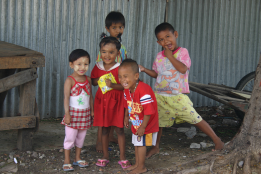 Thailand - Kinderen bij een vissersdorp