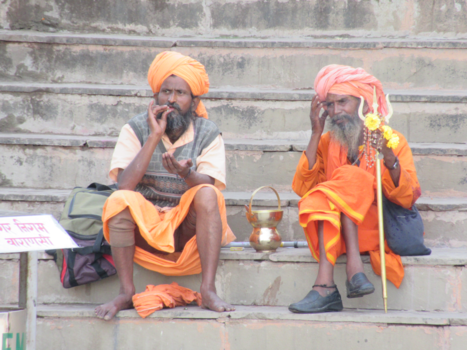 India - Twee mannen in Varanasi
