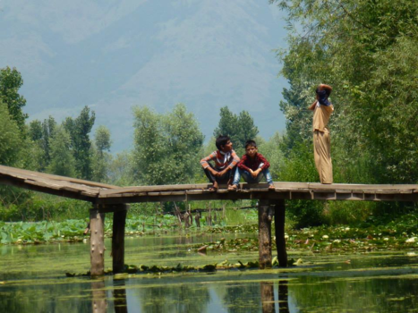 India - Spelende jongens op de brug