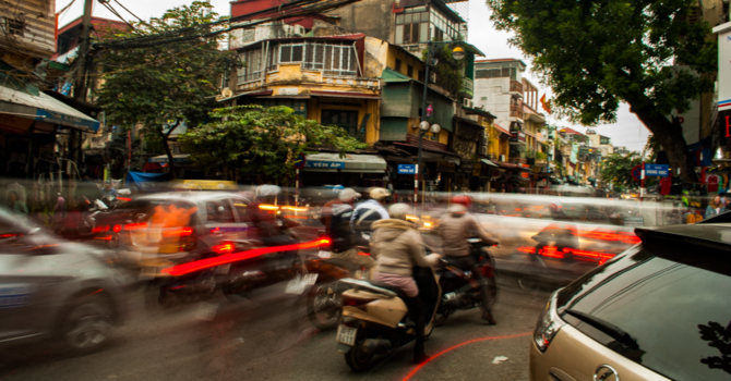 Rondreis Vietnam in twee weken - verkeersdrukte in het oude centrum van Hanoi