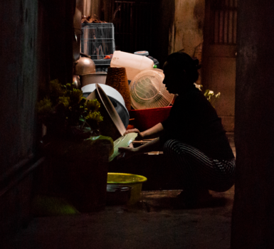 Rondreis Vietnam in twee weken - het huishouden doen in één van de smalle steegjes in Hanoi