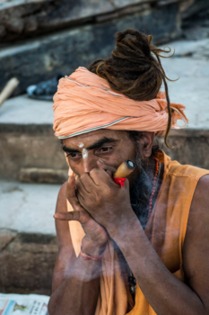 Varanasi - Baba rookt een chillum