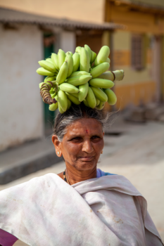India - Bananenvrouwtje in Jajuru India
