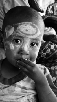 Myanmar - Jongen met traditionele thanaka op gezicht, gemaakt in Kyaikto, Myanmar.