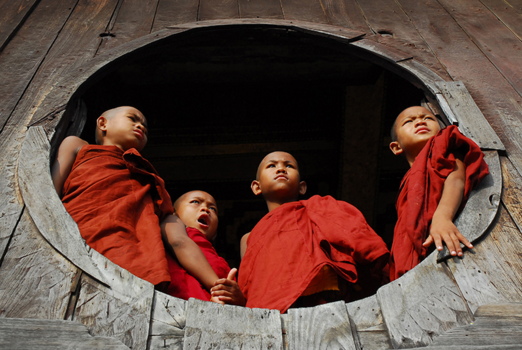 Myanmar - Jonge Boeddhistische monnikjes in het Shwe Yaunghwe Kyaung klooster