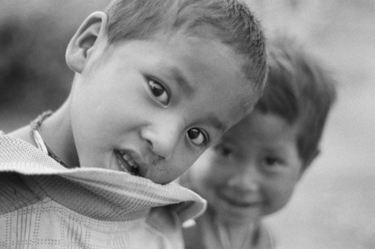 Inle Lake - Mooie nieuwsgierige kinderen (analoge foto)