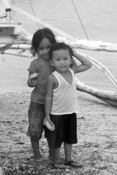 Filipijnen - Spelen tussen de boten