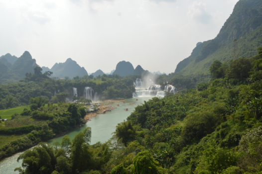 China - Detian waterval, met aan de overkant Vietnam