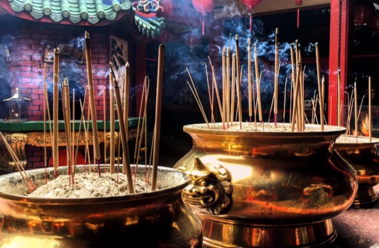 Chinatown Singapore - Wierook branden om kwade geesten af te weren💨