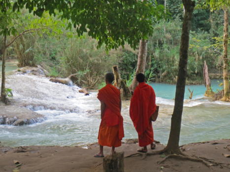 Kuang Si Waterval - Monniken bij de Kuang Si watervallen