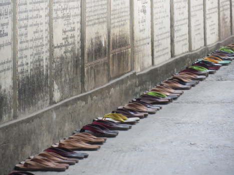 Myanmar - Bidden op blote voeten