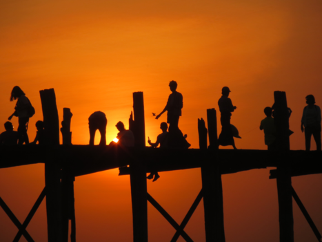 Mandalay - Prachtige silhouette van de beroemde brug in Mandalay