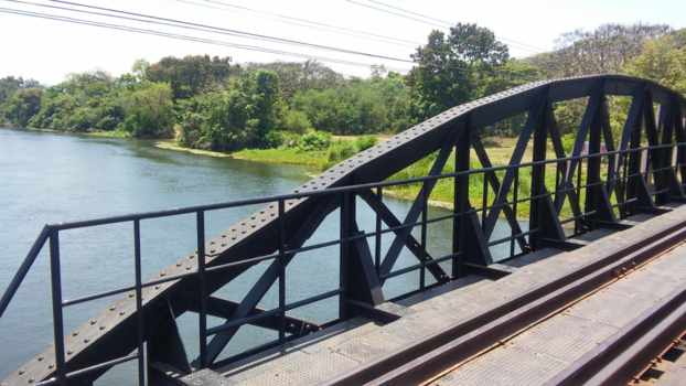 Thailand - Bridge over the River Kwai (tip: vaar met een longtailboat over de rivier)