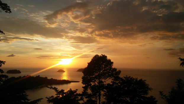 Thailand - Uitzicht vanaf ons balkon; Sea View Resort & Spa op Koh Chang