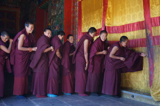 Tibet - Lachen is de beste remedie tegen examenstress... ook voor Tibetaanse nonnen.