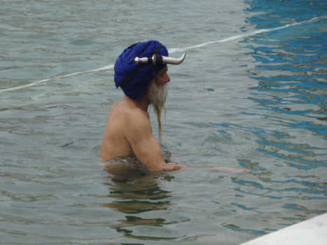 India - Hoog en droog  (Sikh in water van de Gouden Tempel in Amritsar)