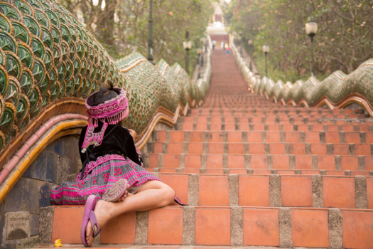 Chiang Mai - 309 treden, Wat Phrathat Doi Suthep (Hmong meisje)