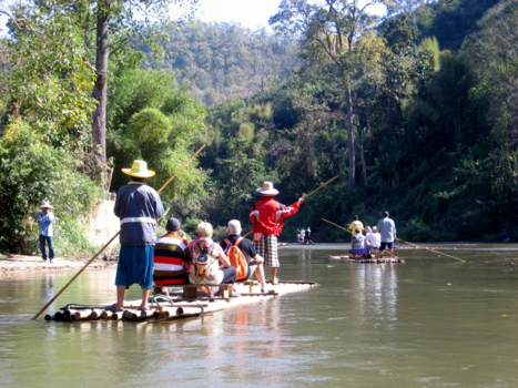 Thailand - Chang Mai . We varen op een vlot en horen de vogels zingen .